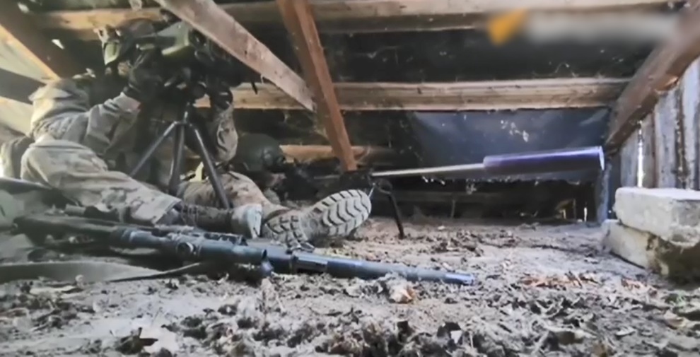 Cận cảnh lính bắn tỉa Nga nhả đạn trên chiến trường Ukraine